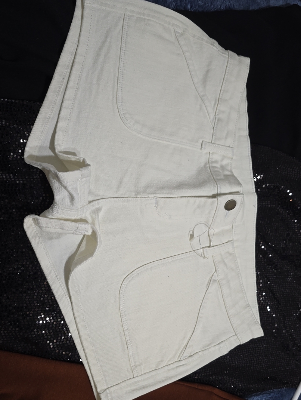 Mid rise-Waist White Cotton Blend Shorts with Front Patch Pockets